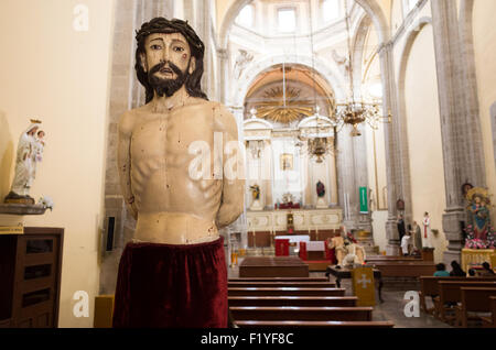 Statue de Jésus-Christ Iglesia de la Santisima Trinidad Mexico // MEXICO CITY, Mexique — statue de Jésus-Christ dans la nef de l'Iglesia de la Santisima Trinidad (église de la Sainte Trinité) à Mexico. L'église est l'une des nombreuses paroisses catholiques desservant la grande population catholique de la capitale. Mexico, capitale du pays et plus grande zone métropolitaine, abrite des millions de catholiques et des centaines d'églises reflétant le profond héritage catholique du pays. L'Iglesia de la Santisima Trinidad fait partie du vaste réseau d'institutions catholiques qui ont joué un Banque D'Images