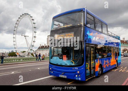 Un Golden Tours Tour Bus traversant le pont de Westminster, Londres, Angleterre Banque D'Images