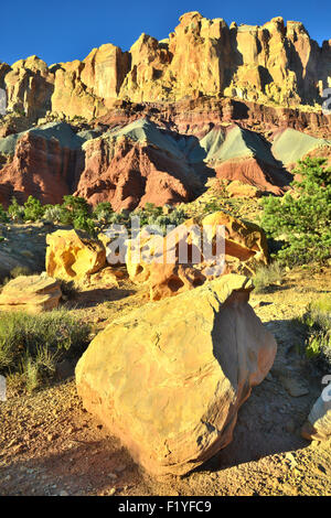 Le coucher du soleil le waterpocket fold le long d'une route panoramique dans Capitol Reef National Park dans le sud-ouest de l'Utah Banque D'Images