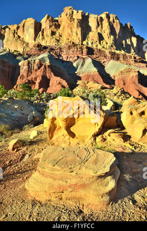 Le coucher du soleil le waterpocket fold le long d'une route panoramique dans Capitol Reef National Park dans le sud-ouest de l'Utah Banque D'Images