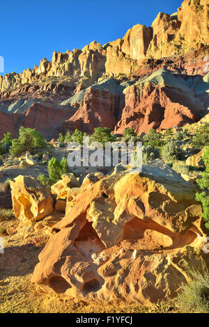 Le coucher du soleil le waterpocket fold le long d'une route panoramique dans Capitol Reef National Park dans le sud-ouest de l'Utah Banque D'Images