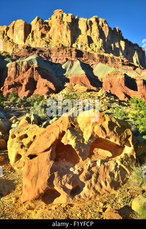 Le coucher du soleil le waterpocket fold le long d'une route panoramique dans Capitol Reef National Park dans le sud-ouest de l'Utah Banque D'Images