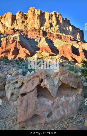 Le coucher du soleil le waterpocket fold le long d'une route panoramique dans Capitol Reef National Park dans le sud-ouest de l'Utah Banque D'Images