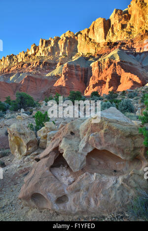 Le coucher du soleil le waterpocket fold le long d'une route panoramique dans Capitol Reef National Park dans le sud-ouest de l'Utah Banque D'Images