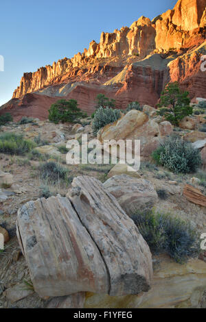 Le coucher du soleil le waterpocket fold le long d'une route panoramique dans Capitol Reef National Park dans le sud-ouest de l'Utah Banque D'Images