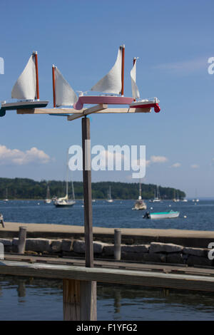 Voilier whirlygig sur un port sur la côte du Maine. Banque D'Images