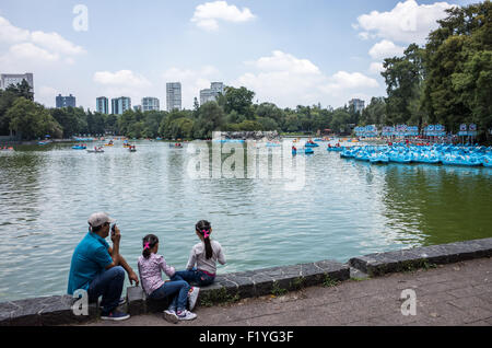 La VILLE DE MEXICO, MEXIQUE - bateaux à aube sur le lac en basque de Chapultepec, un grand parc public et populaire dans le centre de Mexico. Banque D'Images