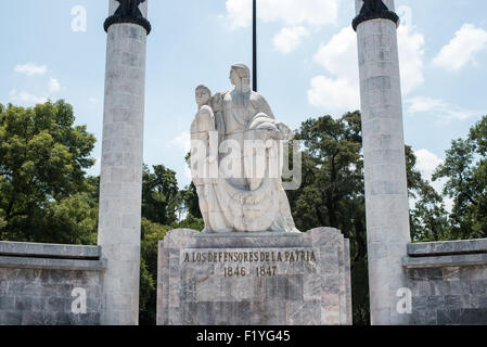 La VILLE DE MEXICO, MEXIQUE - l'autel a la Patria en basque de Chapultepec, un grand parc public et populaire dans le centre de Mexico. Le monument contient les restes de l'Niños Héroes et le général Felipe Santiago Xicoténcatl. Il a été conçu par le sculpteur Ernesto Tamariz et Arq. Enrique Aragon E et inaugurée le 27 septembre 1952. Sur le site sont tenues de cérémonies civiques et visites officielles de dirigeants d'autres pays laisse généralement des couronnes en hommage à l'histoire du Mexique. Banque D'Images