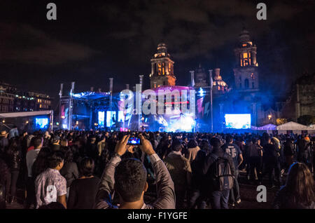 Une scène est mis en place dans le Zocalo en face de la Cathédrale Métropolitaine. Connu officiellement sous le nom de Plaza de la Constitución, le Zocalo est le cœur historique de la ville de Mexico. Banque D'Images