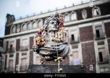 MEXICO, Mexique — Une statue de Cuauhtémoc , le dernier souverain aztèque, le souverain mexicain de Tenochtitlan de 1520 à 1521. Anciennement connu sous le nom de Plaza de la Constitución, le Zocalo est le cœur historique de Mexico. Banque D'Images