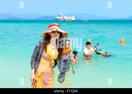 PHANG NGA,THAÏLANDE - 24 mars : belle femme touristiques sont des images, s'amusant sur la plage en été. Banque D'Images