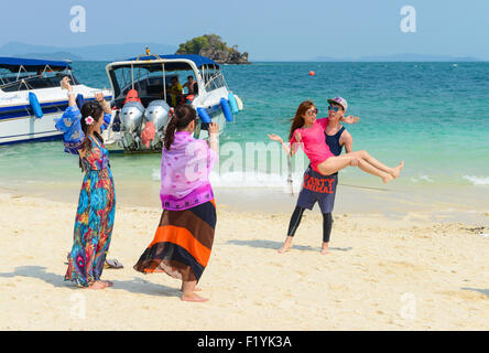PHANG NGA,THAÏLANDE - 24 mars : les touristes sont des photos de tournage, s'amusant sur la plage en été à Khai Nok. Banque D'Images