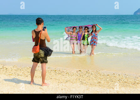 PHANG NGA,THAÏLANDE - 24 mars : les touristes sont des photos de tournage, s'amusant sur la plage en été à Khai Nok. Banque D'Images
