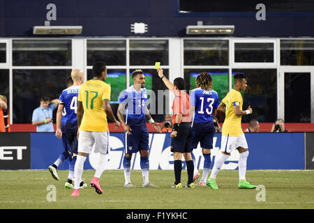 Foxborough, Massachusetts, USA. Sep 8, 2015. United States gardien Tim Howard (12) réagit comme il reçoit un carton jaune de l'arbitre Joel Aguilar pendant la Brésil vs USA match amical qui a eu lieu au Stade Gillette à Foxborough, Massachusetts. Eric Canha/CSM/Alamy Live News Banque D'Images