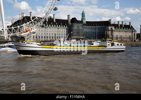 Polla Rose, général cargo, sur la Tamise, en passant le London Eye Banque D'Images