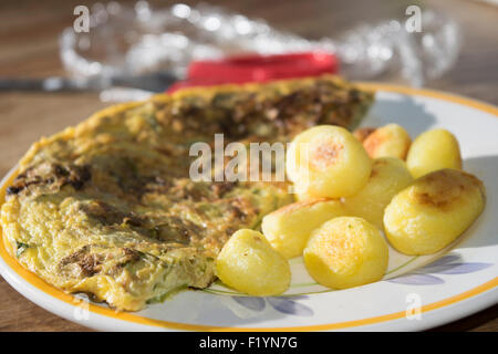 De nouvelles pommes de terre et omelette Banque D'Images