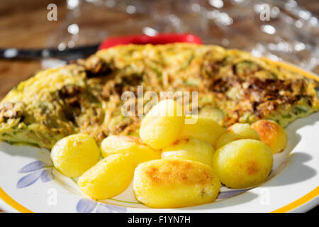 De nouvelles pommes de terre et omelette Banque D'Images