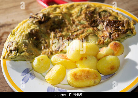 De nouvelles pommes de terre et omelette Banque D'Images