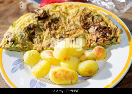 De nouvelles pommes de terre et omelette Banque D'Images