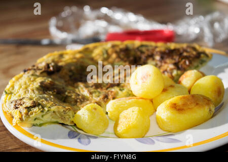 De nouvelles pommes de terre et omelette Banque D'Images