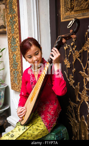 Une femme chinoise jouant Piba ( Atlas ) Yuan- un instrument traditionnel chinois. Banque D'Images