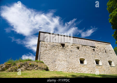 Abbaye de Padise contre ciel bleu à partir de la vue de dessous, en Estonie Banque D'Images