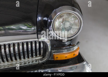 Chef-light et grille de vieille voiture style rétro soviétique Banque D'Images