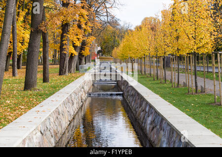 Canal pittoresque dans le parc Kadriorg sur descente, Tallinn, Estonie Banque D'Images