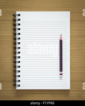 Spirale Blanc bloc-notes et crayon sur fond de bois Banque D'Images