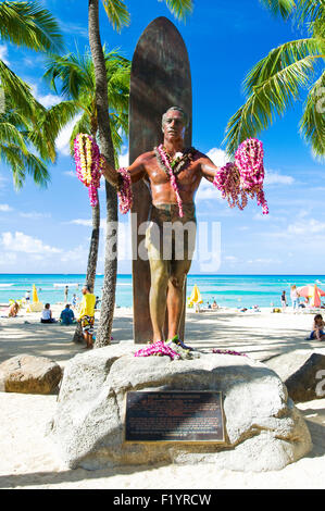 La statue de bronze de Duke Paoa Kahanamoku at Waikiki beach Banque D'Images