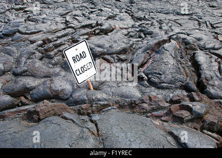 Coulée de panneau routier et sur la chaîne de cratères Road, Big Island, Hawaii Banque D'Images