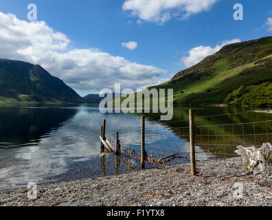 Crummock Water à vers Mellbreak et Rannerdale Knotts Banque D'Images