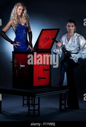 Beau couple performing épée fort illusion Banque D'Images