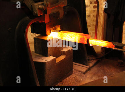 Le Groupe de travail du métal chaud rouge dans une grande fonderie Forge. Banque D'Images