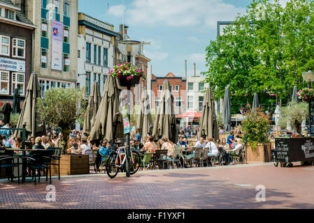 Les gens assis à l'extérieur restaurant à la place principale d'Eindhoven Banque D'Images