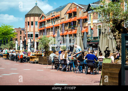 Les gens assis à l'extérieur restaurant à la place principale d'Eindhoven en journée de printemps ensoleillée Banque D'Images