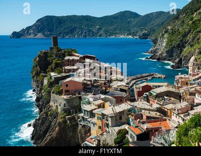 Maisons colorées sur les falaises, vue de Vernazza, Province de La Spezia, Cinque Terre, la Ligurie Banque D'Images