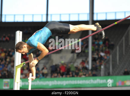 Renaud Lavillenie de France en action chez les hommes au cours de la compétition de saut à la perche athlétisme ISTAF Défi mondial à Berlin, Allemagne, 06 septembre 2015. Photo : Roland Popp/DPA - AUCUN FIL SERVICE - Banque D'Images