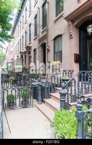 Au début du 20e siècle américain Brownstone exposée dans la ville de Hoboken, New Jersey Banque D'Images