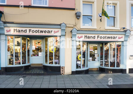 Carrickmacross, comté de Monaghan, Irlande. La main à l'ancienne boutique de vente de chaussures, bottes et souliers, peint en bleu et blanc à l'incurver shop vitres avant. Banque D'Images