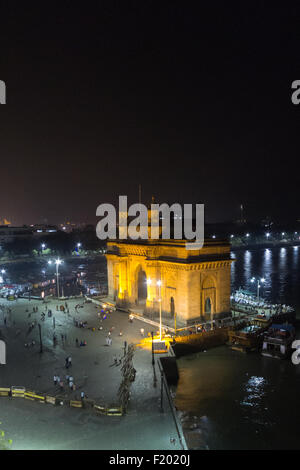 Mumbai, Inde. La porte de l'Inde éclairées la nuit d'un point de vue. Banque D'Images