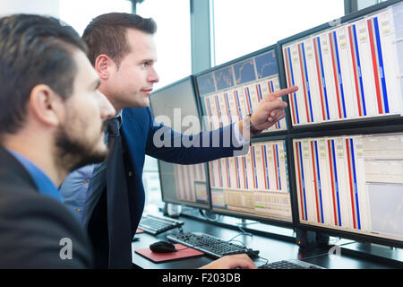 Opérateurs en bourse à un écran d'ordinateur. Banque D'Images