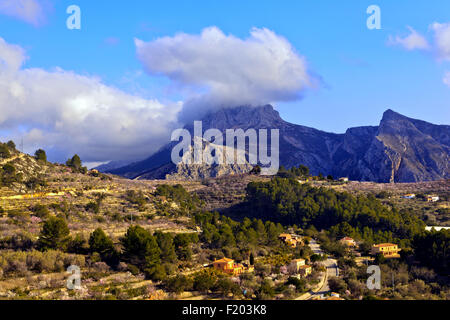 Couverture nuageuse sur Serra del Ferrer montagnes près de Tarbena Alicante dans la province d'Espagne Banque D'Images