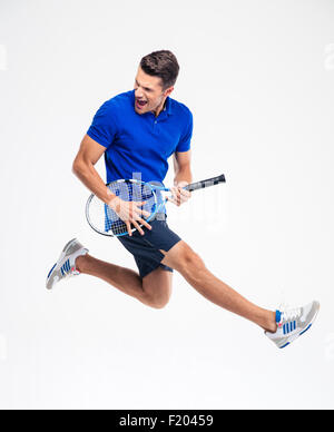 Portrait d'un drôle de joueur de tennis isolé sur fond hite aw Banque D'Images