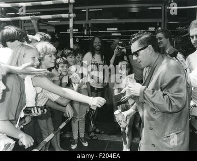 FRANKIE Goes to Hollywood chanteur du groupe pop britannique Holly Johnson, signe des autographes en août 1986 Banque D'Images