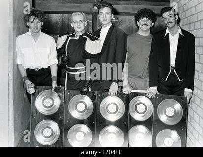 FRANKIE Goes to Hollywood groupe pop britannique de 1986 avec certains de leurs disques d'or. De gauche à droite : Brian Nash, Holly Johnson, Mark O'Toole, Paul Gill, Paul Rutherford Banque D'Images