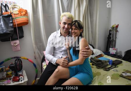 (150909) -- CHANGCHUN, Sept 9, 2015 (Xinhua) -- Cubanese Inalbis couple Perez (R) et Juan Madarro Rock de poser pour photo dans leur petit appartement à Changchun, capitale de la province de Jilin en Chine du nord, 8 septembre 2015. Dans la région de Changchun, un groupe de musique nommé Simon est unique en comparaison avec d'autres bandes. Simon se compose de cinq membres, Inalbis Perez et son mari Juan Madarro joueur de tambour de Cuba, de chanteurs Nina Glushchenko du Kirghizistan, Yadria Gonzalez de Cuba et saxophoniste Omelchuk Ievgen à partir de l'Ukraine. Ils ont joué en Chine pendant quelques années. Des maisons d'opéra, les parcs, le resta Banque D'Images