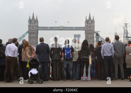 Londres, Royaume-Uni. 9e septembre 2015. De grandes foules se rassemblent sur le pont de Londres à attraper un aperçu de la Gloriana car elle définit au large sur la Tamise pour célébrer la reine Elizabeth II devient le plus ancien monarque britannique Crédit : amer ghazzal/Alamy Live News Banque D'Images