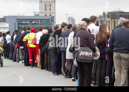 Londres, Royaume-Uni. 9e septembre 2015. De grandes foules se rassemblent sur le pont de Londres à attraper un aperçu de la Gloriana car elle définit au large sur la Tamise pour célébrer la reine Elizabeth II devient le plus ancien monarque britannique Crédit : amer ghazzal/Alamy Live News Banque D'Images