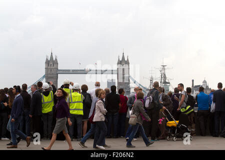 Londres, Royaume-Uni. 9e septembre 2015. De grandes foules se rassemblent sur le pont de Londres à attraper un aperçu de la Gloriana alors qu'elle s'apprête à s'élancer sur la Tamise pour célébrer la reine Elizabeth II devient le plus ancien monarque britannique Crédit : amer ghazzal/Alamy Live News Banque D'Images